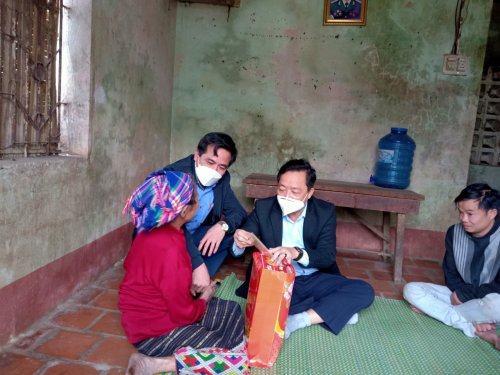 Ông Nguyễn Văn Phương HUV và ông Lê Đình Tuấn đến trao và chúc tết hộ gia đình đặc biệt khó khăn.jpg